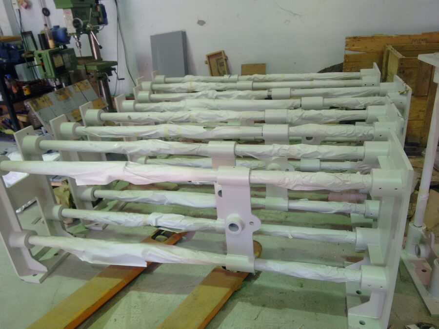 Rope stretcher frame for paper plant